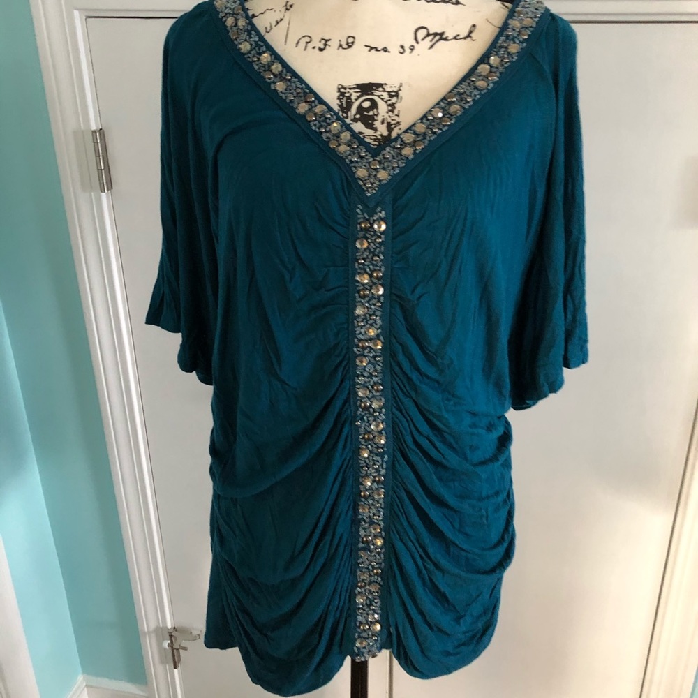 Beautifully detailed aqua vneck cinched shirt 2x